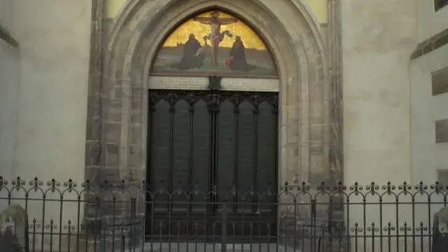 Umuryango wa Kiliziya ya Wittenberg Schlosskirche, aho Luther yatangirije amahame ye.