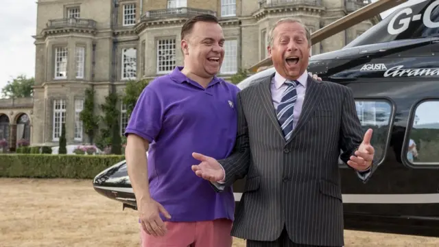 Аарон Бэнкс (Ли Бордман) и Найджел Фарадж (Пол Райан)