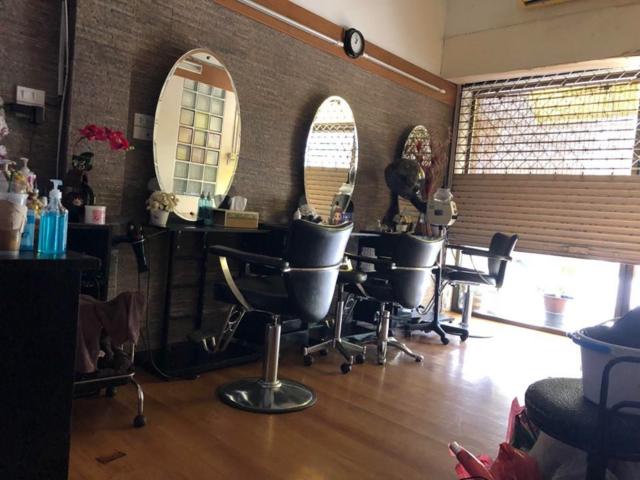 Tiệm cắt tóc giờ đóng cửa bỏ không của vợ chồng anh Nguyễn Quỳnh