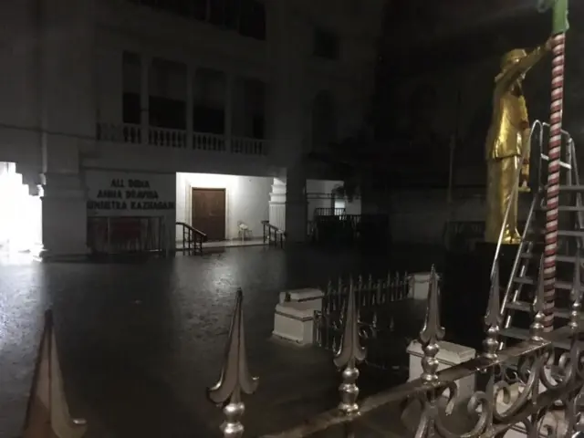 மின் இணைப்பு இல்லை; சாலை எங்கும் வெள்ளம்: நள்ளிரவில் தவித்த சென்னைவாசிகள்