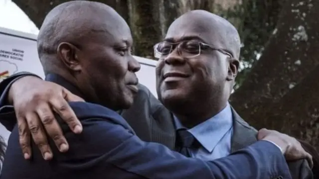 Vital Kamerhe (i bubamfu) na Felix Tshisekedi igihe imigambwe yabo ija hamwe mu matora yo mu 2018