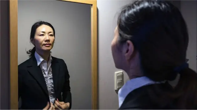 Aynada kendine bakan kadın