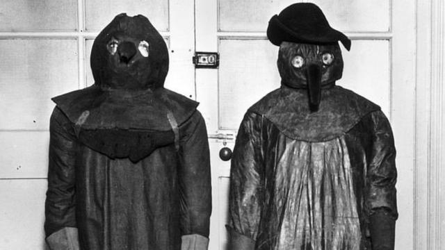Des tenues contre la peste au Wellcome Museum de Londres