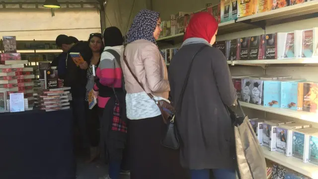 Le public vient acheter des livres