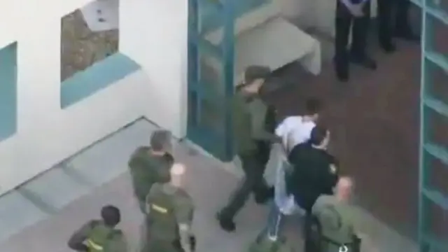 Nikolas Cruz sendo levado a uma unidade policial