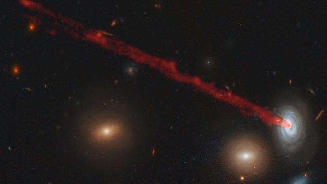 галактика движется по кластеру
