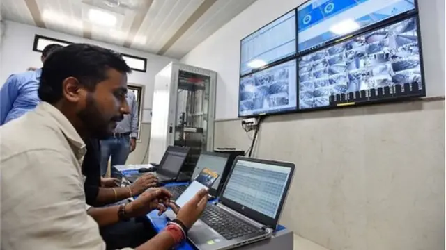 సీసీ కెమేరాల ద్వారా తరగతి గదుల్లో విద్యార్థుల పర్యవేక్షణ
