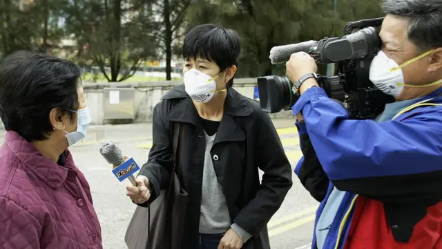 হংকং ২০০৩, সার্স আতংকের মধ্যে মুখোশ পরে টিভি ইন্টারভিউ