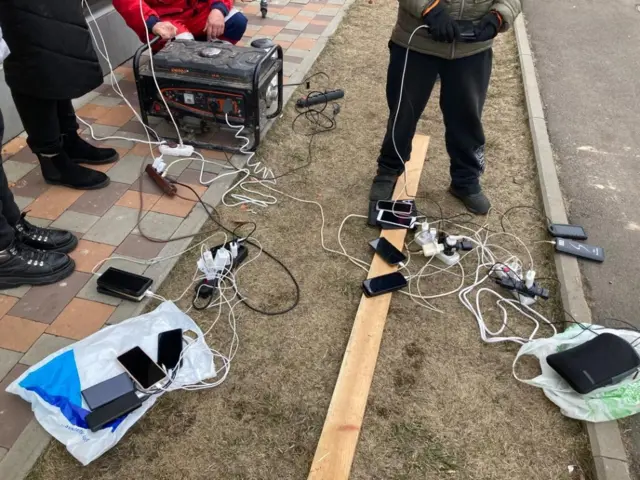 La comunidad cargando sus celulares