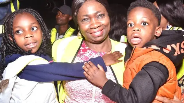 Abike Dabiri n ki awọn arinrinajo lati South Africa kaabọ