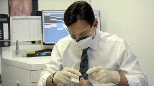 El Dr.Bill atendiendo