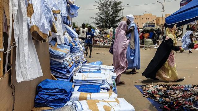 De nombreux articles bleus sont en vente sur le marché central de Nouakchott
