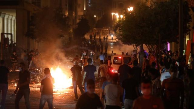 贝鲁特示威者摸黑与保安部队冲突（7/8/2020）