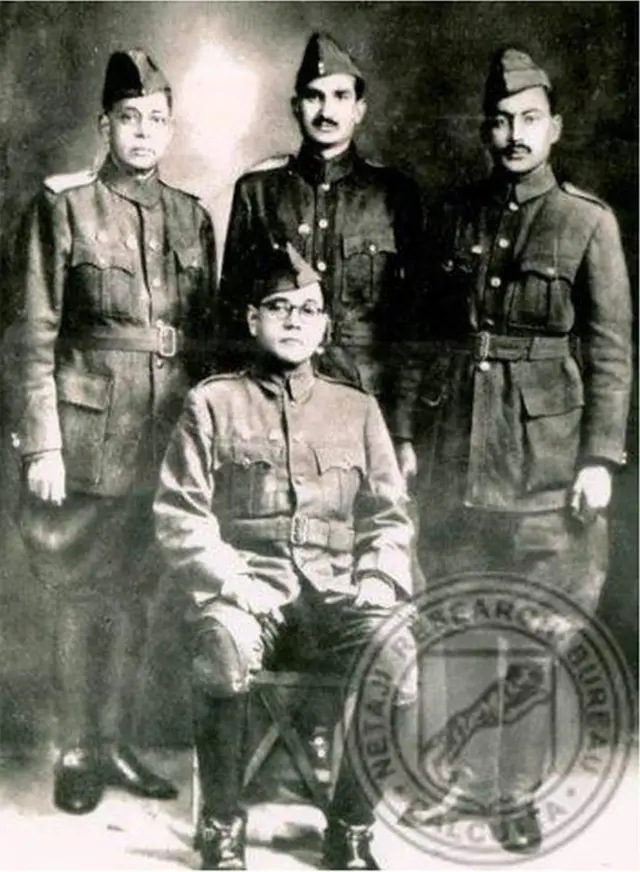 સુભાષચંદ્ર બોઝ સાથે કર્નલ હબીબુર્રહમાન (ડાબી બાજુ ઊભેલી પહેલી વ્યક્તિ)