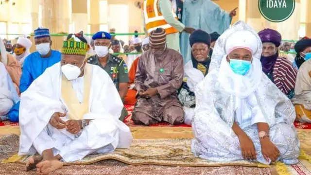 Gwamnan Gombe Muhammad Inuwa Yahaya da Sarkin Gombe Abubakar Shehu Abubakar na III lokacin sallar Idi a birnin Gombe