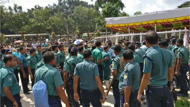 পরিস্থিতি সামলাতে ডাকতে হয় পুলিশ