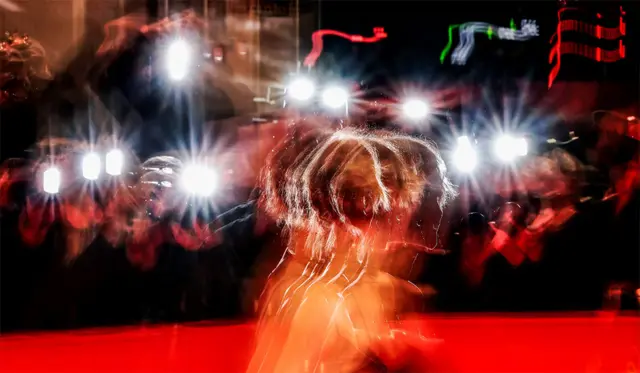 الممثل هيكا ماكاتش يثل إلى افتتاح مهرجان البرلينالي السينمائي الثاني والسبعين في برلين.