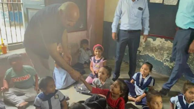 ગુજરાતમાં એક સ્કૂલની મુલાકાતે મનીષ સિસોદિયા