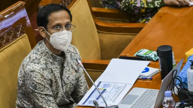 Menteri Pendidikan dan Kebudayaan Nadiem Makarim mengikuti rapat kerja dengan Komisi X DPR di Kompleks Parlemen, Senayan, Jakarta, Kamis (18/03).
