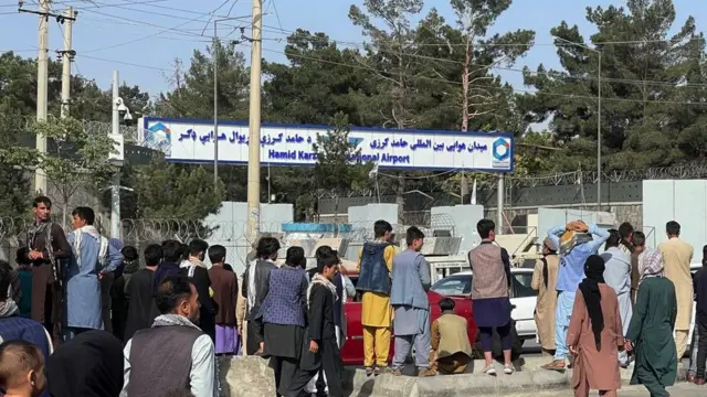 نابسامانی در فرودگاه کابل در روز جمعه نیز نمایان بود. اما آقای بایدن گفت که نیروهای نظامی کشورش، امنیت فرودگاه کابل را تامین کرده‌اند