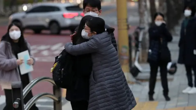 서울 강남구 개포고등학교 앞에서 수험생 학부모가 시험장에 들어서는 수험생을 응원하고 있다