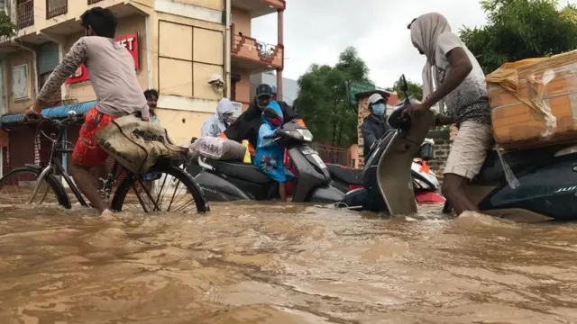 புதுவை வெங்கட்டா நகர் - ரெயின்போ நகர் பகுதியில் சாலையில் தேங்கியிருக்கும் வெள்ளம். அதில் நீந்திச் செல்லும் வாகனங்கள்.