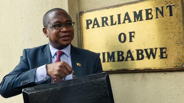 即将作国家预算报告的津巴布韦财政部长姆苏里·恩库贝（Mthuli Ncube）在议会门前。