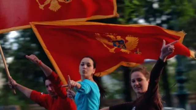 Девојка носи заставу Црне Горе