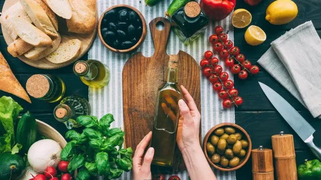 أشارت دراسة لانخفاض الوفاة بنسبة 11 في المئة عند استبدال الدهون المشبعة بالدهون الأحادية غير المشبعة كزيت الزيتون