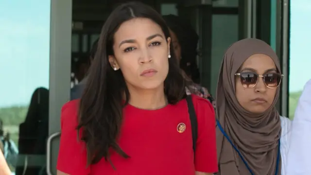 Alexandria Ocasio-Cortez saliendo de un centro en El Paso.