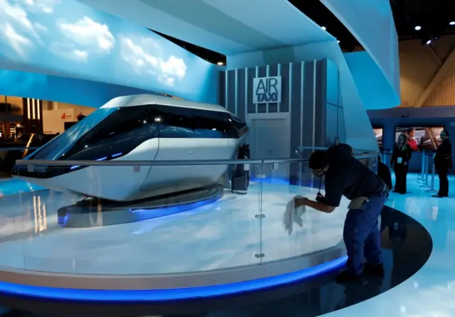 شرکت بل بخشی از بدنه تاکسی هوایی را در نمایشگاه لوازم الکترونیکی در لاس وگاس نمایش داد