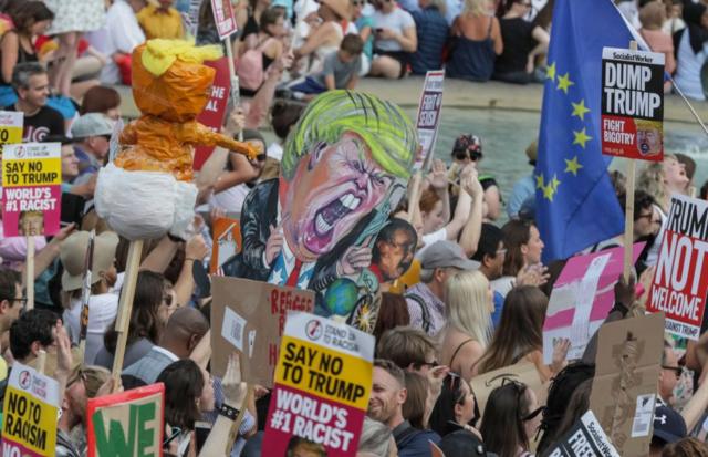 2018年7月，抗议者反对美国总统特朗普访问英国