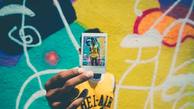 Чоловік у кадрі