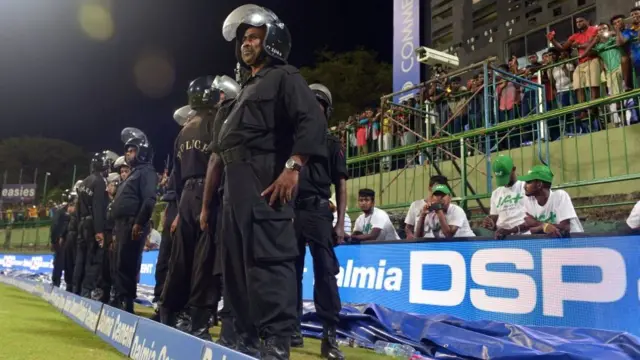 मैदान पर सुरक्षाकर्मी