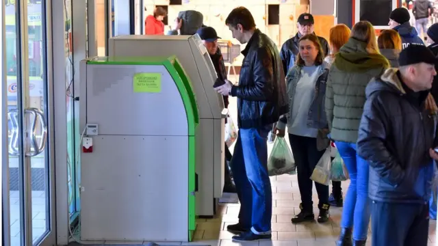 Те, як розв'яжуть конфлікт рітейлери та банки, вплине на кожного українця, який користується платіжними картками