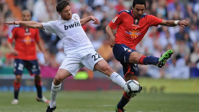 جواد نکونام از اوساسونا مقابل ژابی آلونسو از رئال مادرید در سال ۲۰۱۰