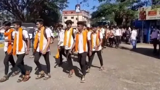 कर्नाटक में हिजाब का विरोध करने के लिए छात्रों ने भगवा गमछा पहना