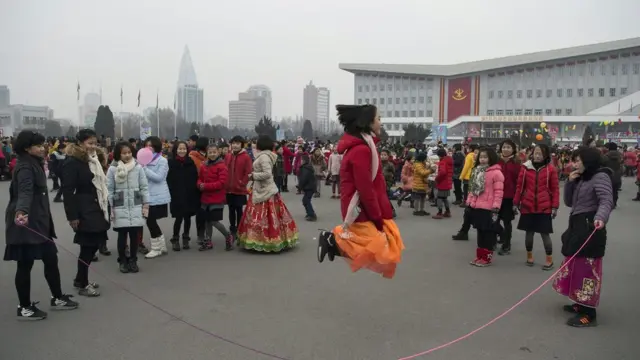 Các em gái ở Bình Nhưỡng chơi nhảy dây trong ngày đầu năm 2017.