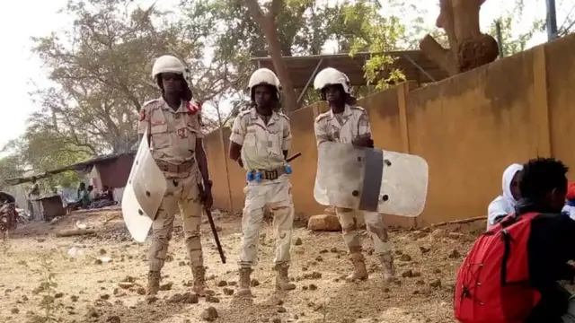 ነቲ ሰለማዊ ሰልፊ ንምብታን ካብ ዝተዋፈሩ ፖሊስ