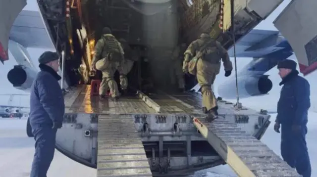 Російські десантники вилітають до Казахстану з підмосковного аеродрому