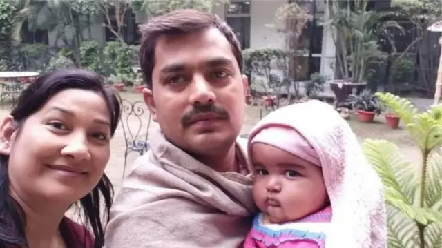 बच्ची के साथ रवि शेखर और उनकी पत्नी एकता