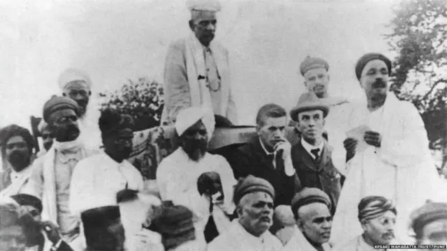 1908 साली पुण्यात झालेली दारूबंदीची सभा (लोकमान्य टिळक सगळ्यात उजवीकडे उभे आहेत).