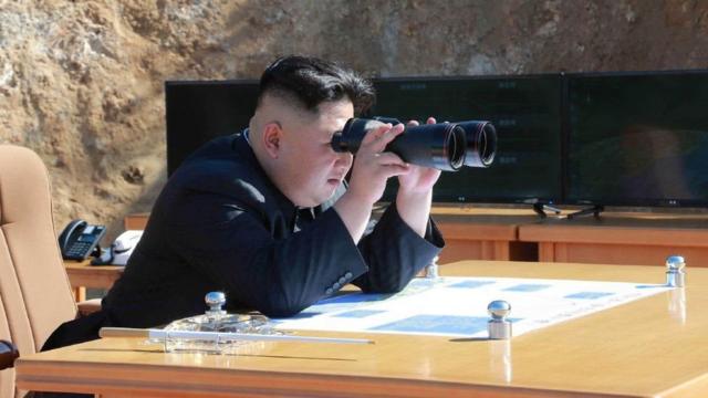 Kim Jong-un observando una prueba de armas nucleares.