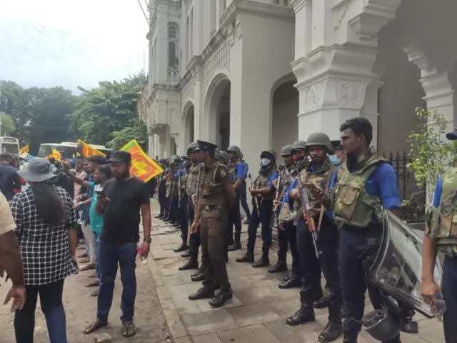 అధ్యక్ష భవనం ముందు మోహరించిన పోలీసులు