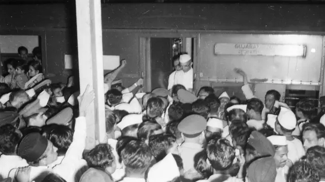 ટ્રેનમાંથી ઉતરતી વખતે મોરારજી દેસાઈ