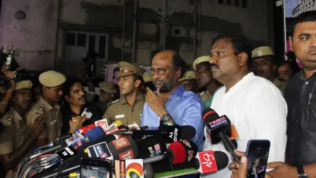 கருணாநிதி குணமடைய இறைவனை பிரார்த்திக்கிறேன் - ரஜினிகாந்த்