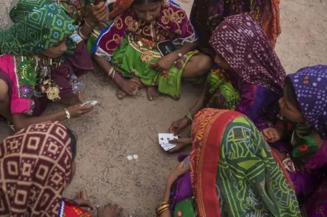 திருமண சடங்குகள் தொடர்ந்து நடந்து கொண்டிருக்க, இடைவேளையில் மணமகளின் நண்பர்கள் சீட்டுக்கட்டு விளையாடும் காட்சி