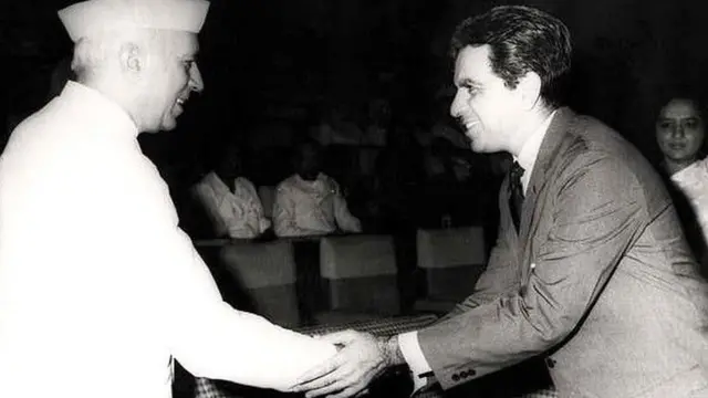 ਇਹ ਤਸਵੀਰ 1950 ਦੇ ਦਹਾਕੇ ਦੀ ਹੈ, ਜਿਸ ਵਿੱਚ ਦਿਲੀਪ ਕੁਮਾਰ ਭਾਰਤ ਦੇ ਤਤਕਾਲੀ ਪ੍ਰਧਾਨ ਮੰਤਰੀ ਜਵਾਹਰ ਲਾਲ ਨਹਿਰੂ ਨਾਲ ਨਜ਼ਰ ਆ ਰਹੇ ਹਨ