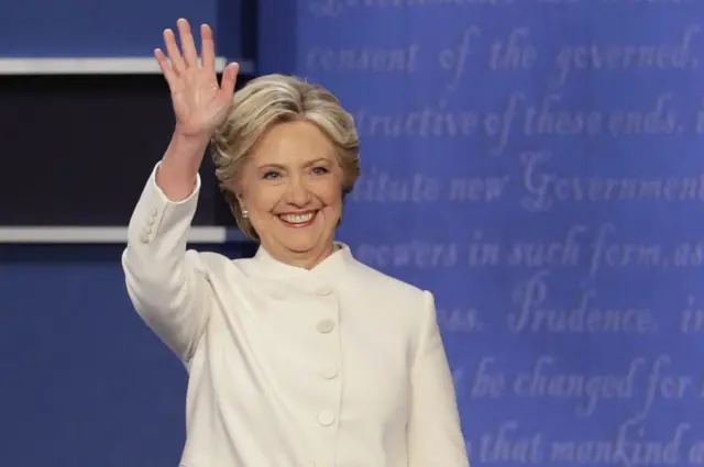 Clinton se mostró a favor del aborto y los chequeos de antecedentes para los compradores de armas.