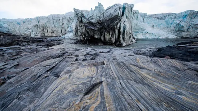 Дно древнего озера скрыто под двухкилометровым слоем льда